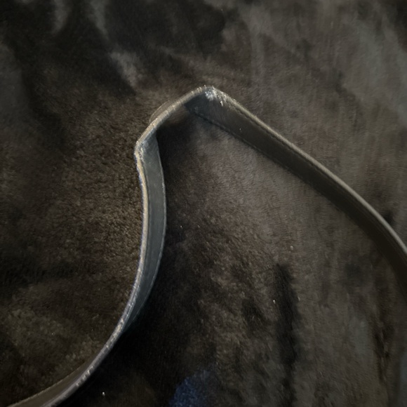 Gucci purse. Vintage and had a big bend and a bit of a cut on the strap - Picture 2 of 3